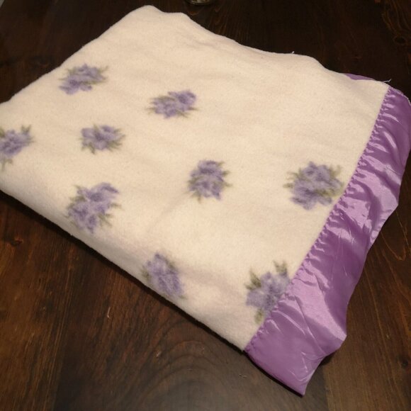 Vintage Wool Blanket Ivory With Lilac Flowers Purple Satin Edging 81"x 69" - Picture 2 of 9